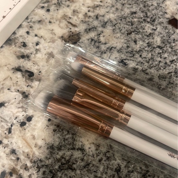 NIB Crown 5 Piece Luxe Brush Set - Picture 3 of 5